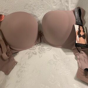 Youmita size 38DD NWT’s bra with underwire and triple hook/eye fasten